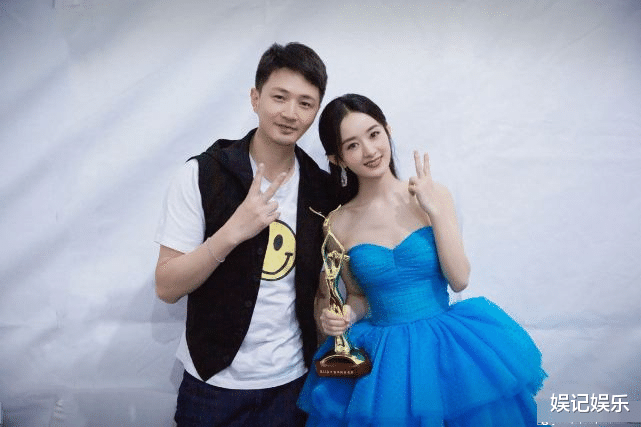 赵丽颖|赵丽颖跟王一博拍照保持距离，却靠着他肩膀合影，冯绍峰会酸吗？