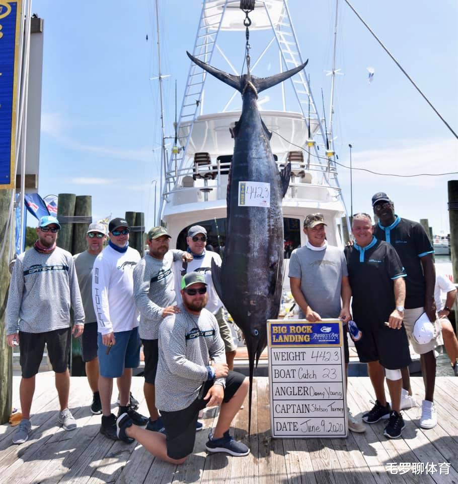 「迈克尔·乔丹」詹皇把平等写在胸口，乔丹享乐钓大鱼，3大名宿改口：勒布朗GOAT