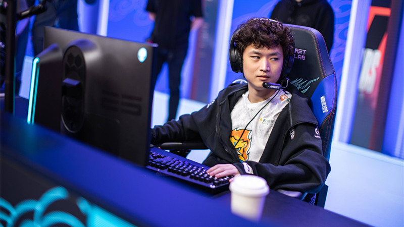 Uzi|“LPL只有2个ADC强”就在今天,SN落败焕峰被全网喷,粉丝求UZI复出上热搜!