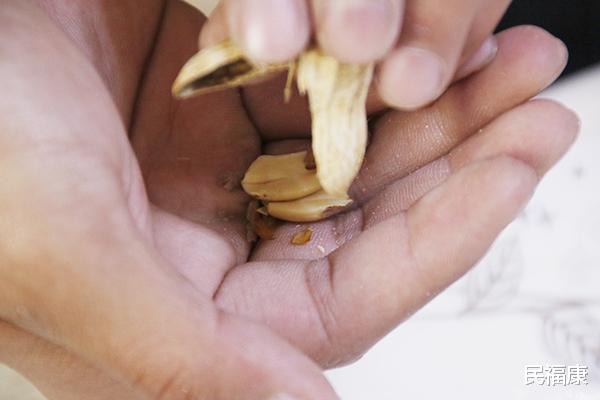 花生|吃生花生米能止咳？每天吃一把花生，坚持下来，身体会怎么样？