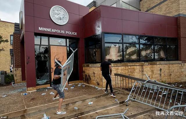 『美国』美国突发大规模暴动!万人洗劫全城 纵火烧楼 市民当街惨死