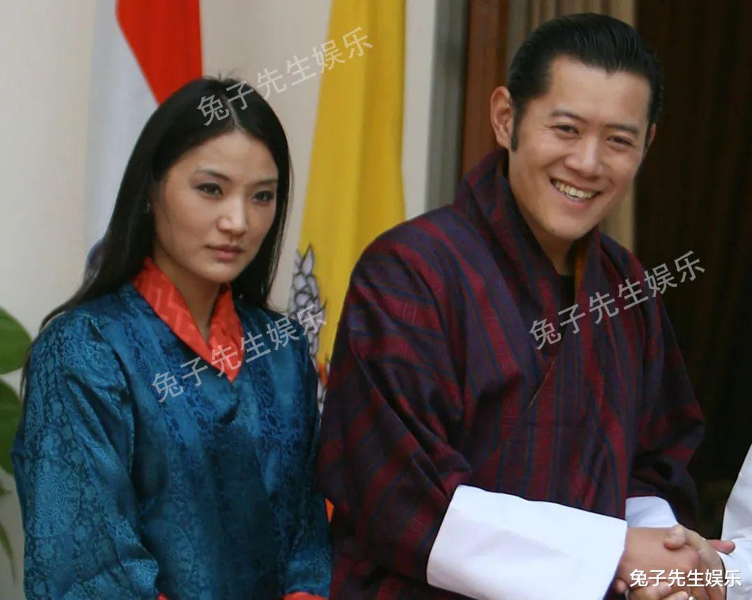 30歲不丹王後性子太直，介意國王拉住自己衣袖，歪過身子拉開距離-圖3