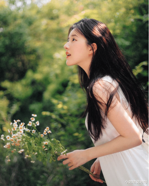 赵露思:赵露思野餐现美颜,一袭白裙仙气十足,彰显春日“露珠”本色!