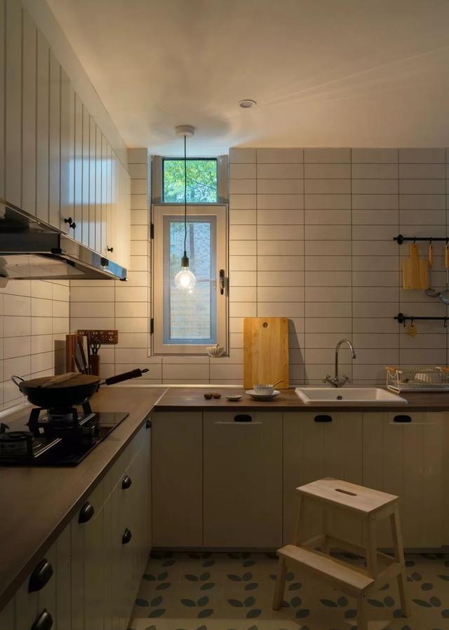 她家院子比房子还大，足足有80m2，在城里也能过得像李子柒