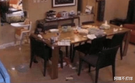 梅婷|梅婷现实有多邋遢？看清家中照片后，餐厅凌乱得像\垃圾场\！