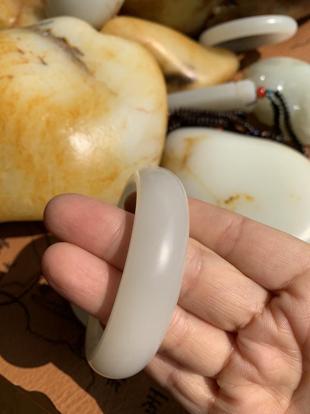 |你知道和田玉手镯应该戴哪只手吗?