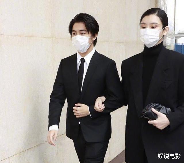 赌王|赌王灵柩转移,四子护驾,其中一个还玩手机,难怪不受重用