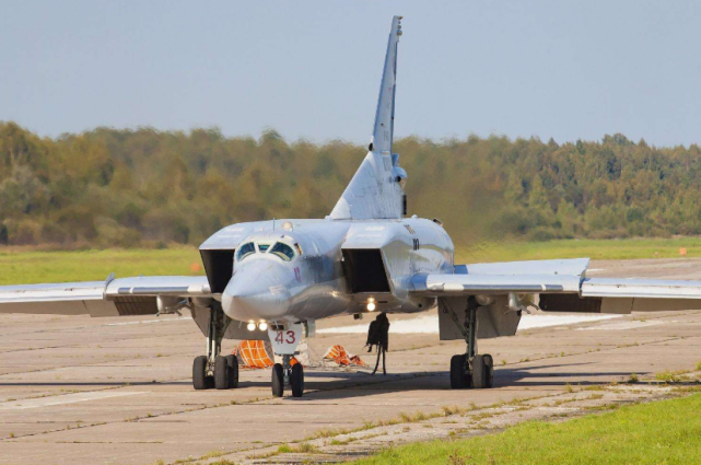 『轰炸机』海峡局势逆转，5分钟可摧毁沉1000公里外美军航母，美：真正威胁