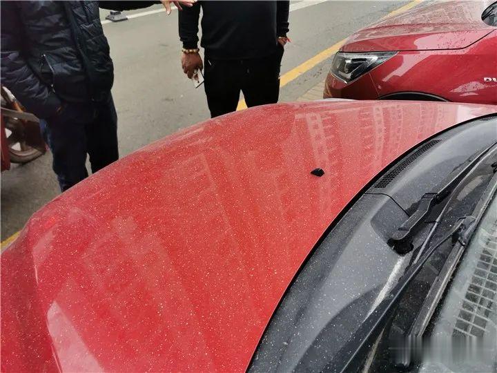 贵州都市报|天降油漆殃及贵阳一小区30多辆车，车主投诉无门，施工方：你们记者来处理嘛！