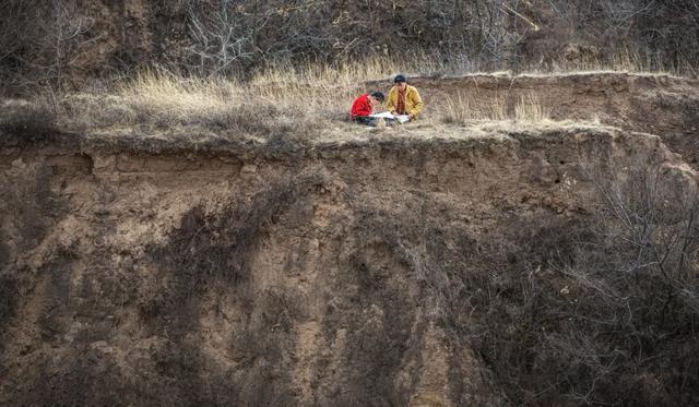 新周刊|你一辈子都不愿进的工厂，是村小孩子的人生理想