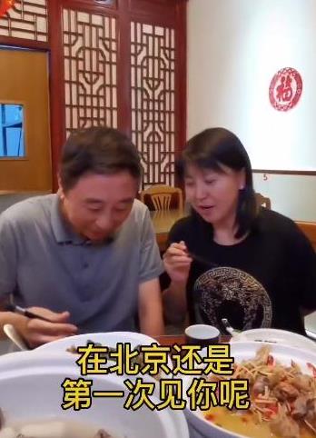 冯巩|冯巩和闫学晶，台上是春晚老搭档，台下的关系是这样的