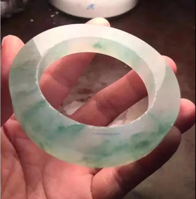 飘花翡翠▲四千八拿下的料子,切出冰飘花翡翠,成品美如画