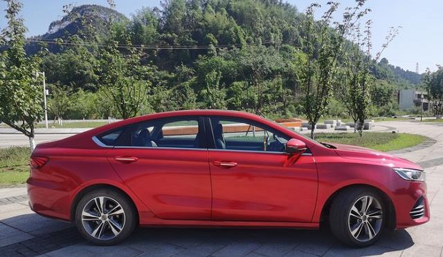『吉利汽车』“国产一哥”发力,30天卖出8502辆,油耗5L跌至不足7万,没白等