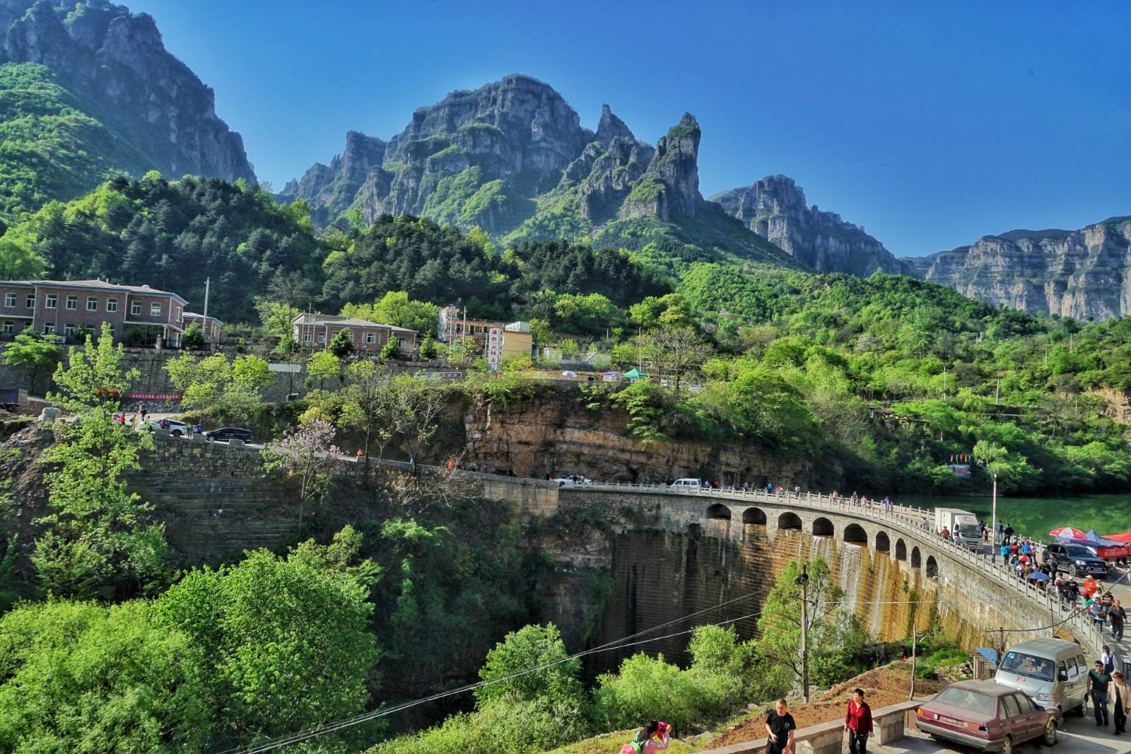 「穽底村」我国比郭亮村更“特别”村庄，藏于井底千年，出村要爬2000级台阶