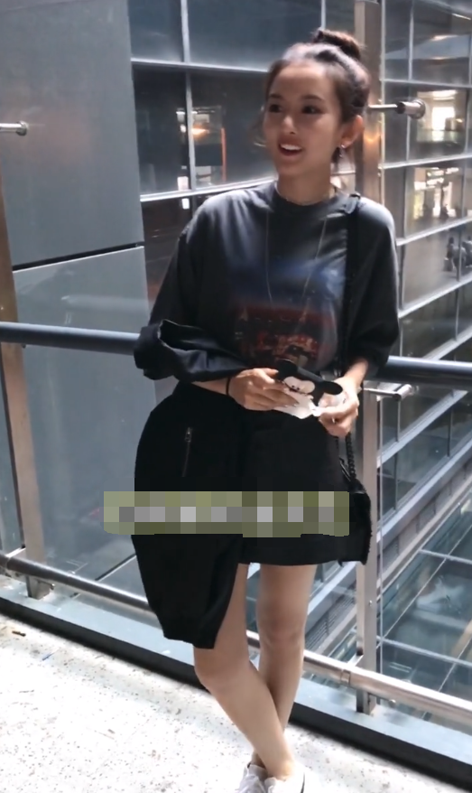 『宋祖儿』宋祖儿在机场靠着栏杆,与朋友聊天,看清站姿:真当自己没男粉?