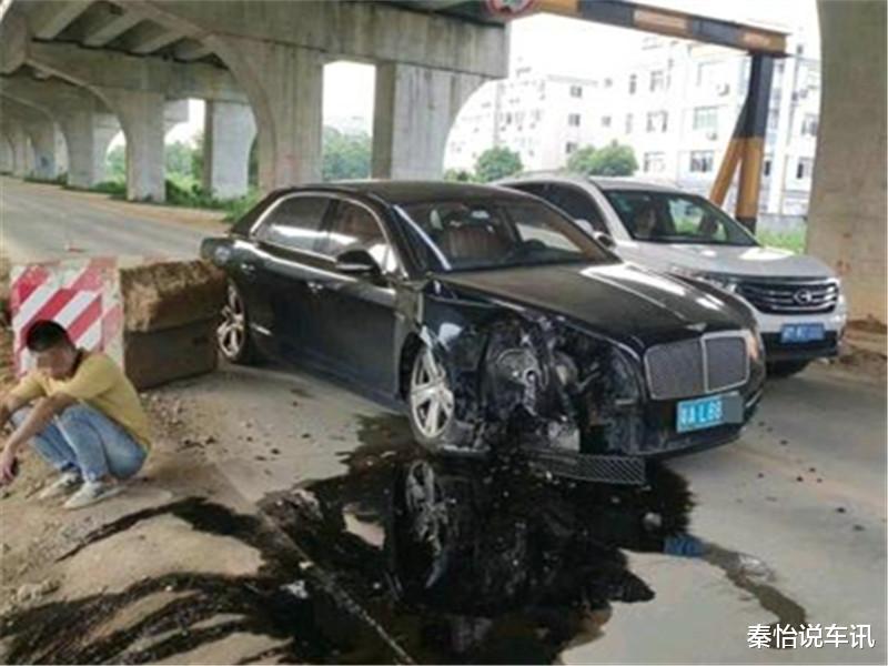 宾利|300万宾利撞上石墩,车主蹲在路旁一脸憋屈,网友:土豪也会心疼钱?