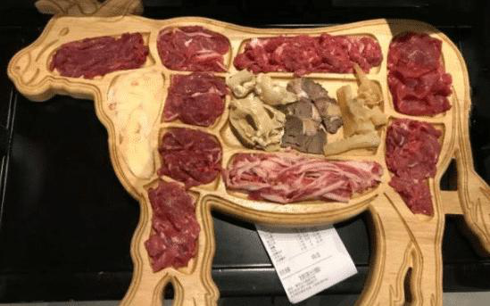 牛肉■朋友涨工资请客吃饭，结账时告知吃了“整头牛”，收银员：没搞错