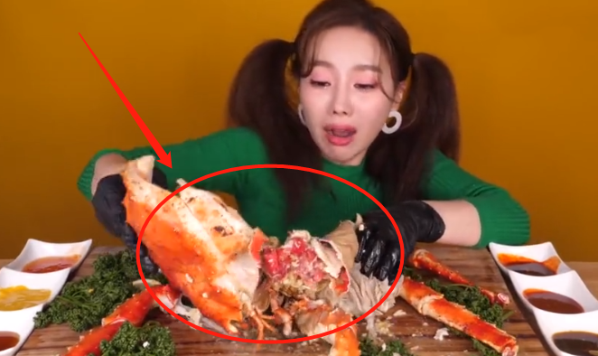 「」大胃王吃30斤“帝王蟹”，以为很有钱，掰开后，网友：有点心酸！