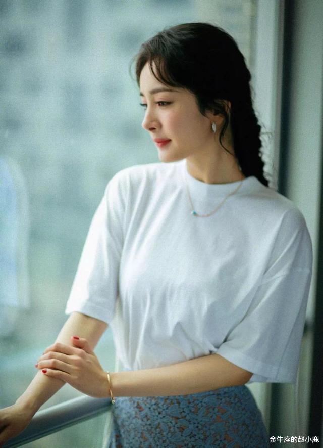 发型|别总披头散发了！今秋流行这4款入秋发型，风格百搭还优雅减龄