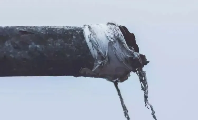 蚌埠论坛 “冻”天难！蚌埠某小区电梯口水管爆裂！还有小区停水是为了……