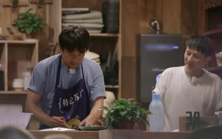 黄磊@《向往4》黄磊给吴昕做“奶茶”，看清里面放的啥，网友：忍不了！