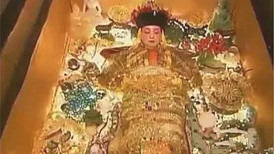 |盗墓的士兵打开慈禧的棺椁，却发现尸体没有腐烂！