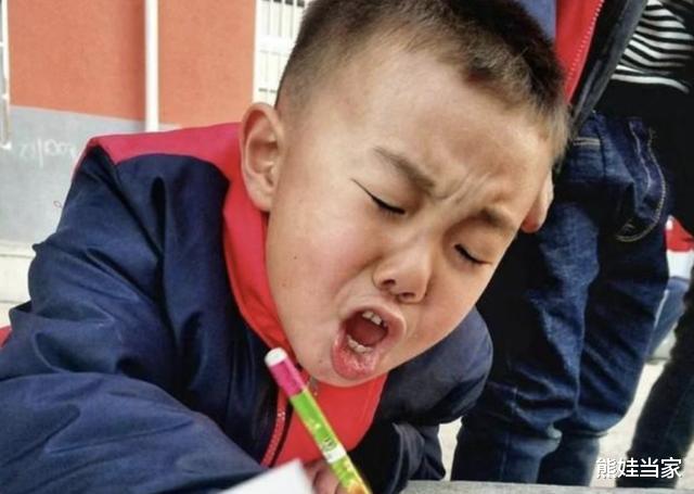 作文|小学生“0分作文”火了，字体太豪迈，老师：这周站着上课