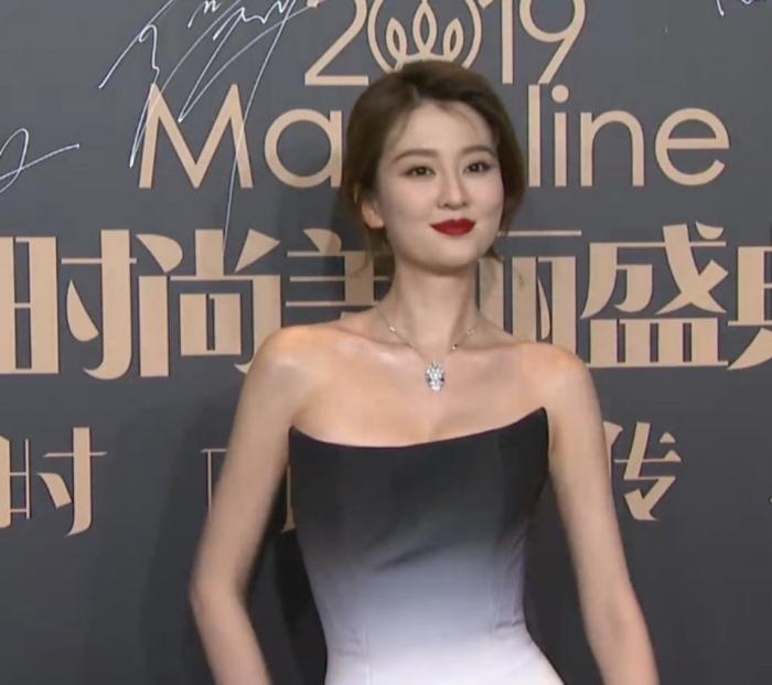 娱乐圈|要红先得瘦，又一女星成了“纸片人”，为减肥真是够拼啊