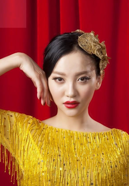 明星|她因穿衣“太大胆”, 被央视径直赶下舞台,网友:确实太过了!