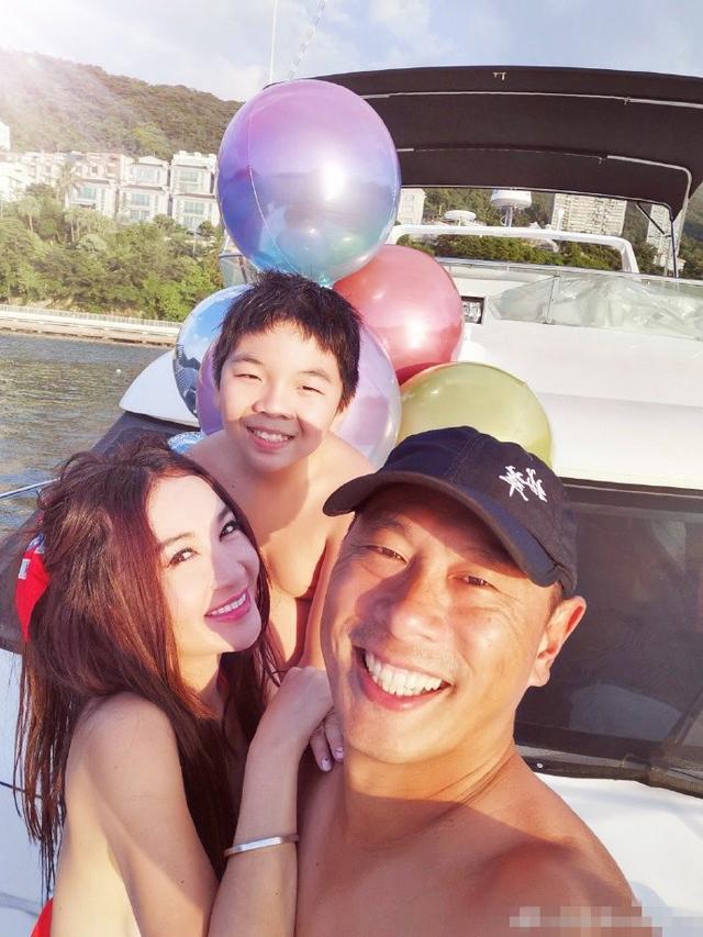 温碧霞|温碧霞重现美艳“妲己”!54岁不退休拿命工作,曾因老态被骂惨