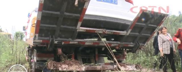 铲车|葫芦娃救爷爷？轿车陷进泥沼 喊来多辆救援车却全部沦陷！