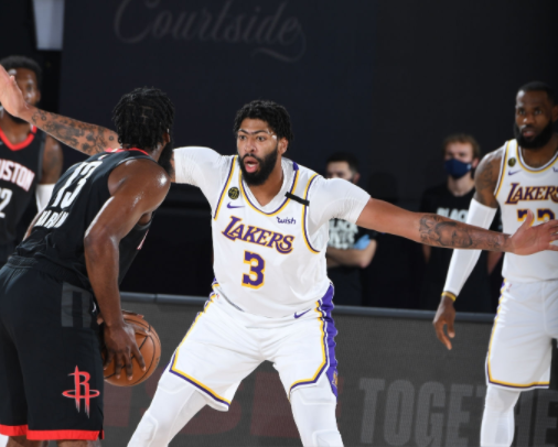 库兹马|湖人23分大胜，库兹马正负值-3，詹姆斯头被球砸，他却憋不住偷笑！