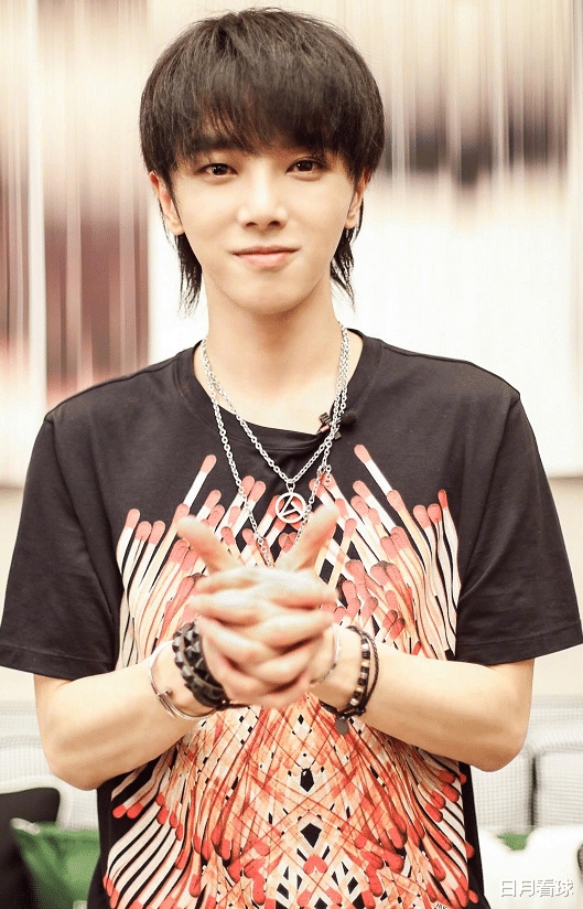 「华晨宇」难怪华晨宇忘不掉前女友，看到他和前任的合照，网友：瞬间明白了