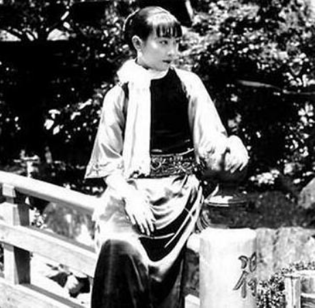 『』中国第一位电影皇后，嫌贫爱富被抛弃，晚年流落香港乞讨