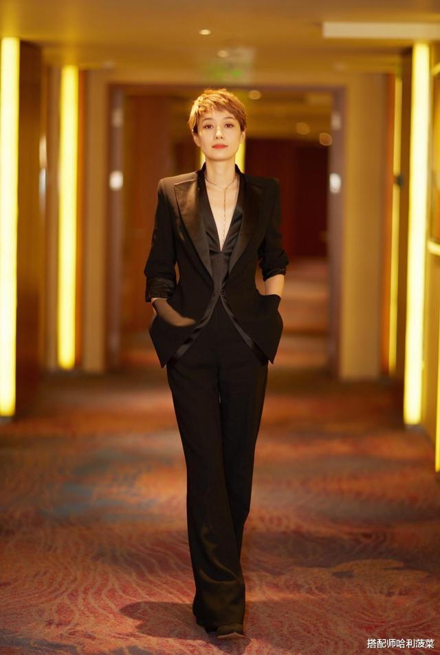 #短发#43岁马伊琍气场太强，干练短发搭配精致西服，网友：看不出大妈样