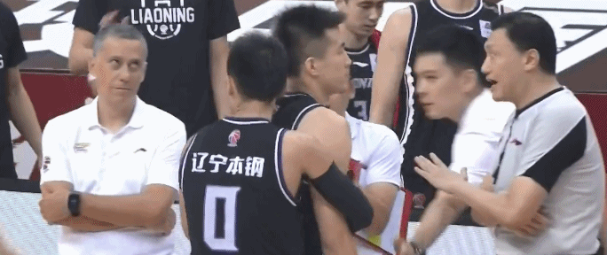 违反体育道德犯规|5次违体犯规！垫脚推人火气太大，郭艾伦怒瞪裁判被队友拉住