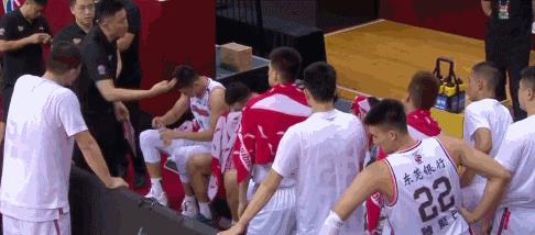 杜锋|杜锋批评完胡铭轩后指正周鹏的单打太多,语气立刻变得舒缓了许多