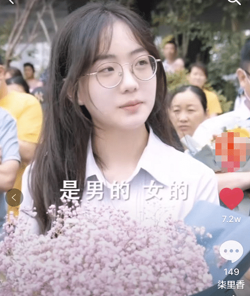 女孩|考场外“最美等候”火了,女孩捧花为高考朋友加油,朋友出来后网友不淡定了