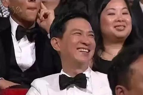 黄渤@姜文当众调侃：姓黄你还渤？遭黄渤高情商反击，网友：神仙打架