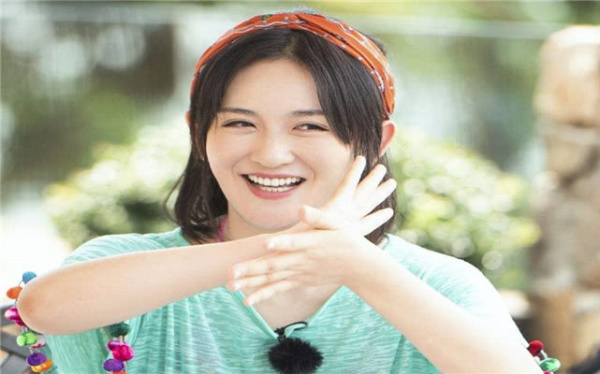 谢娜：新人上《快本》，有凳子不敢坐竟全程站着，谢娜小举动让人泪目！