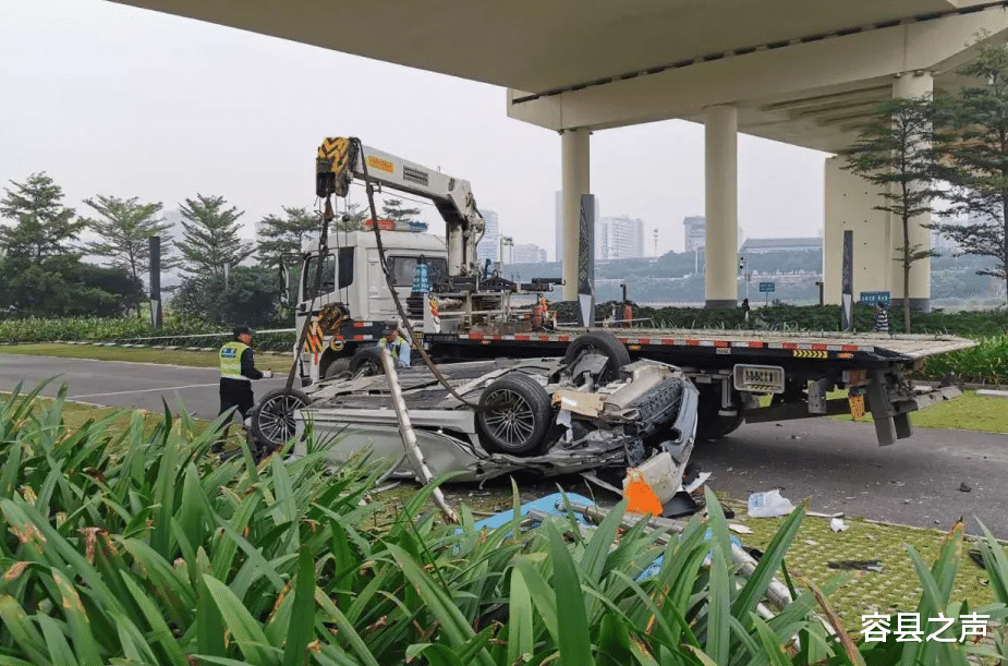 容县之声|广西一辆宝马20多米高处坠桥,司机被救后呼呼大睡!