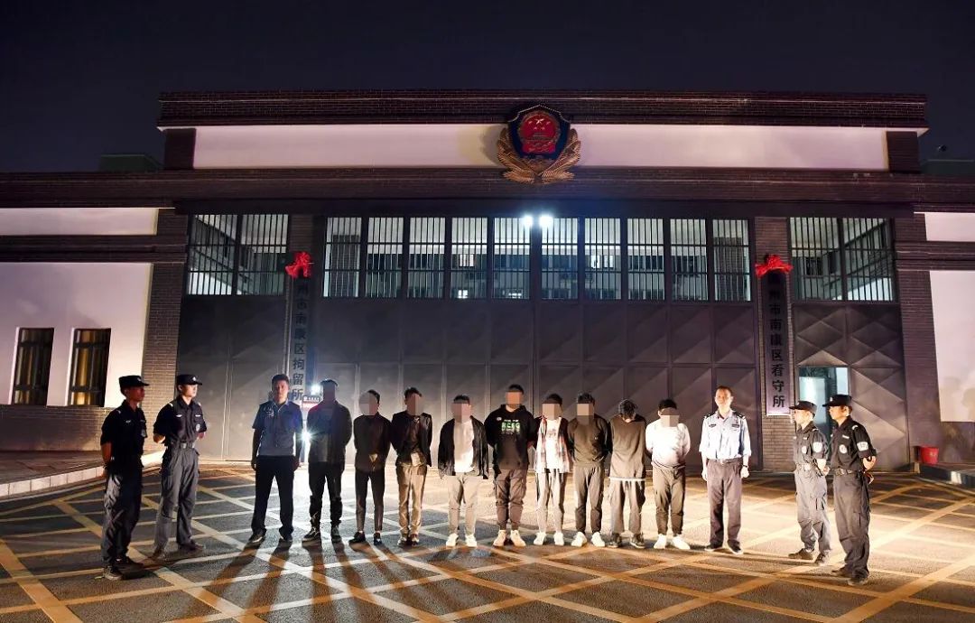 江南都市报|警方突袭写字楼！现场带走44名男女...