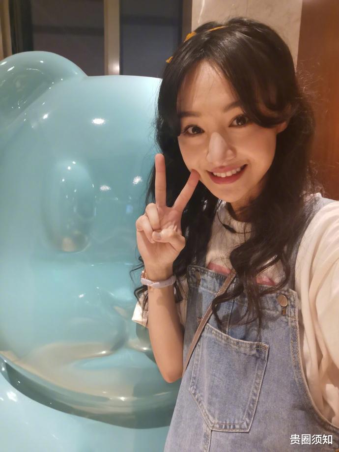 郑爽|郑爽被官媒痛斥：代孕弃养践踏底线，王思聪朋友圈点评：她脑子有问题