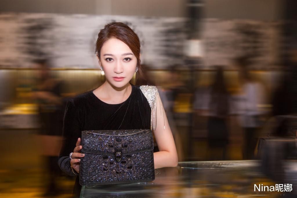 半身裙▲44岁李小冉又换新发型，穿T恤半身裙温柔又减龄，扎灯笼辫更少女