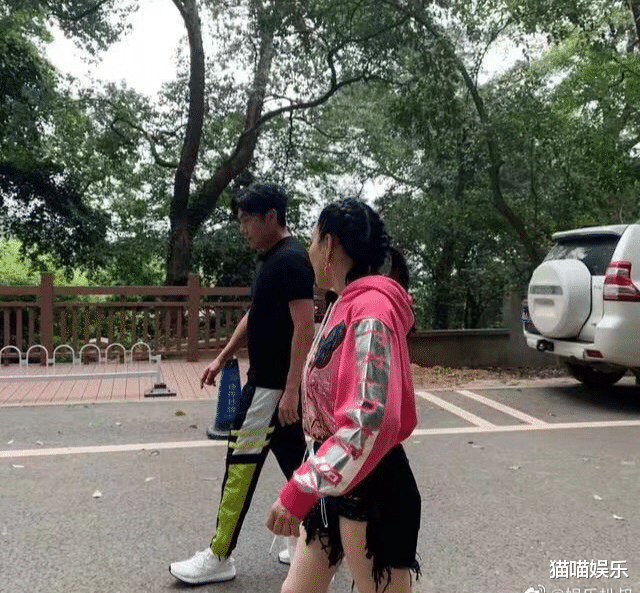钟丽缇■52伊能静和50钟丽缇爬山，手舞足蹈乐开花，两人状态大不同