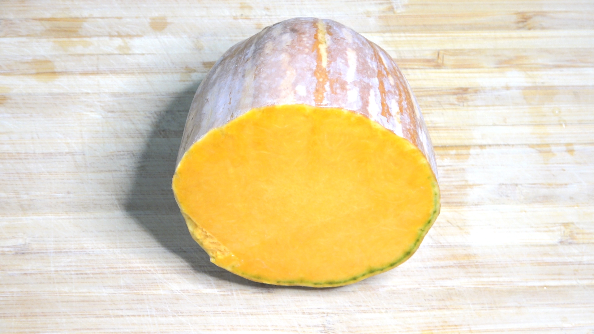 南瓜|南瓜新吃法，不加一滴水和油，香甜软糯，连吃3个都不会腻