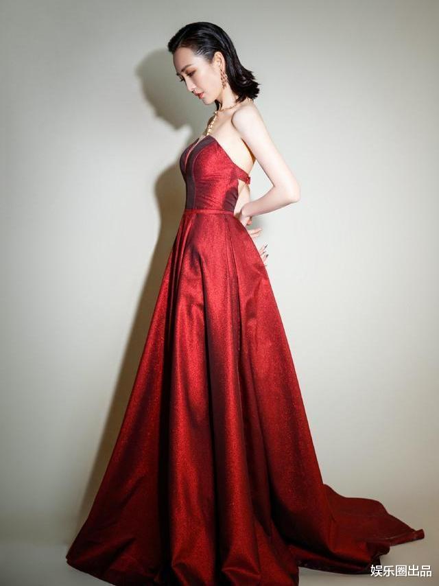 王鸥|王鸥不愧是冷艳女神，身材气质双管齐下，同一条裙子穿出两种美感