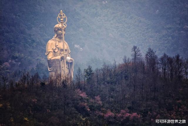 「九华山」一个很大的地藏王菩萨像，耗费巨资打造，就坐落在我国