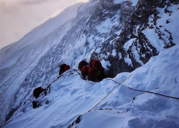 『珠穆朗玛峰』中国登山队成功登上珠穆朗玛峰，海拔高度8848米
