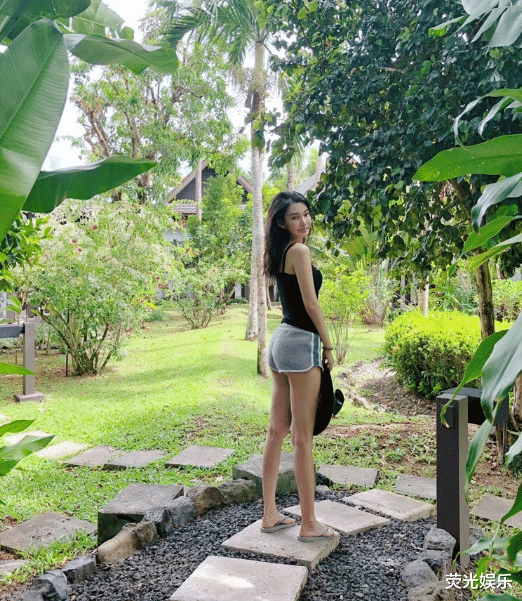 童菲▲“晶女郎”童菲近况照晒出,屋内装修风格普通,充满艺术气息